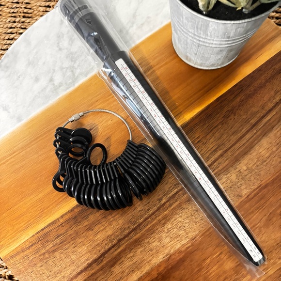 New Ring Sizer Plastic 2ways one stick the other you can try on to size - Picture 2 of 5